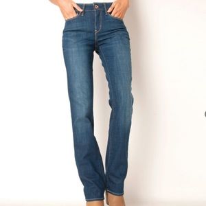 Best 25+ Deals for Levi Jeans Demi Curve Classic Straight Leg | Poshmark